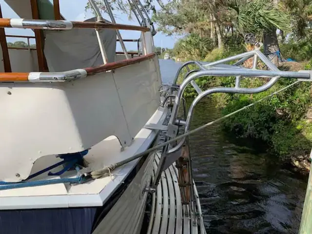 Hatteras Tri-Cabin