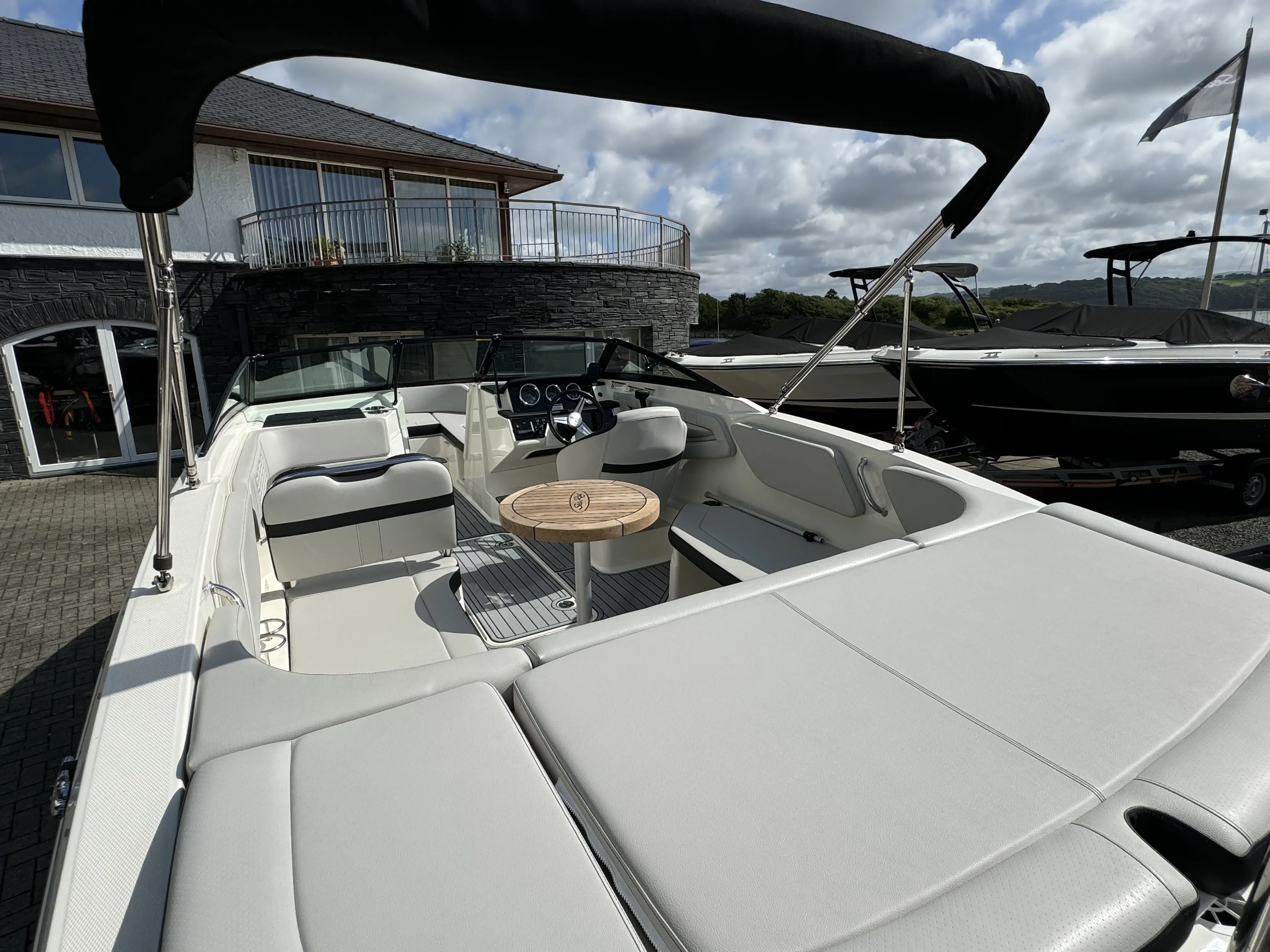 2022 Sea Ray 210 spx ob