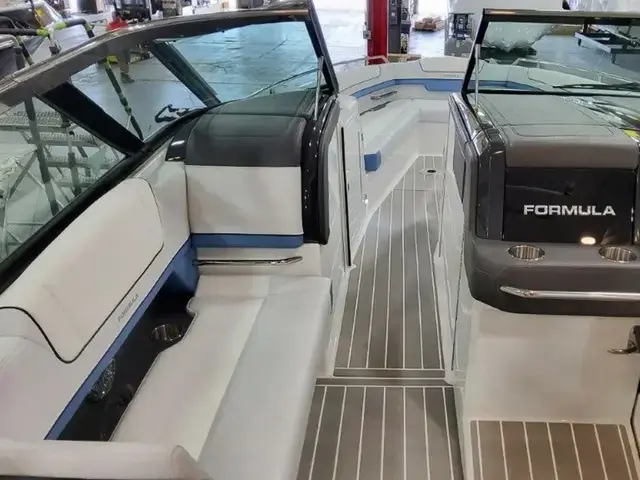 Formula 330 Crossover Bowrider