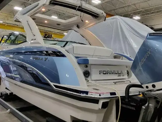 Formula 330 Crossover Bowrider