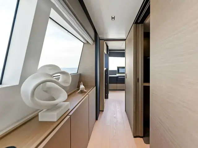 Custom Line Navetta 33