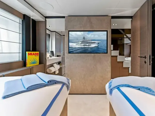 Custom Line Navetta 33