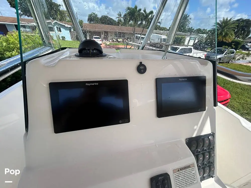 2018 Century 2200 center console