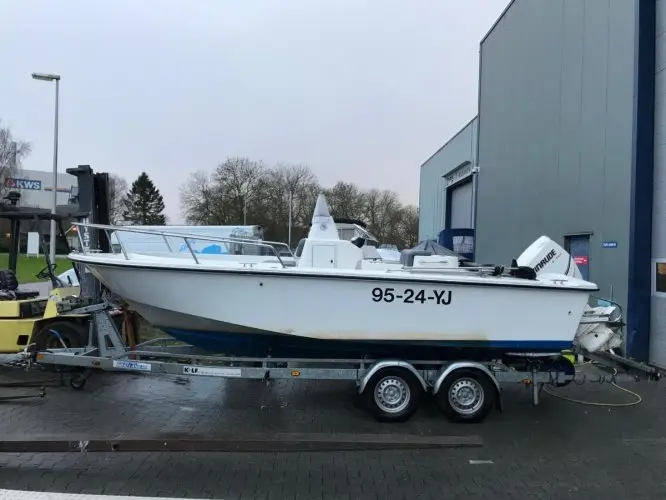 2004 Edgewater 200 center console