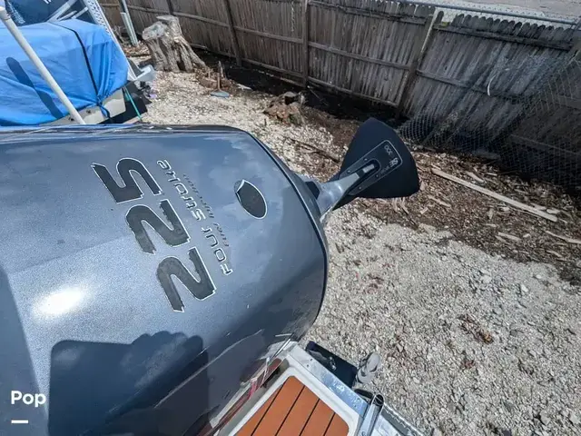 Robalo 230 Center Console