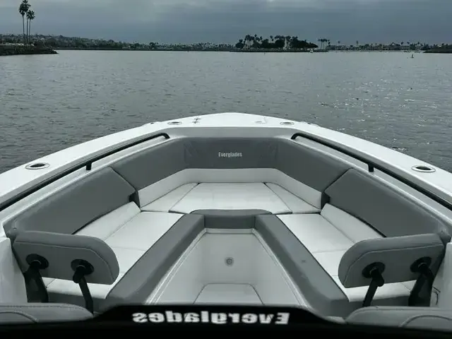 Everglades Boats 335 CC