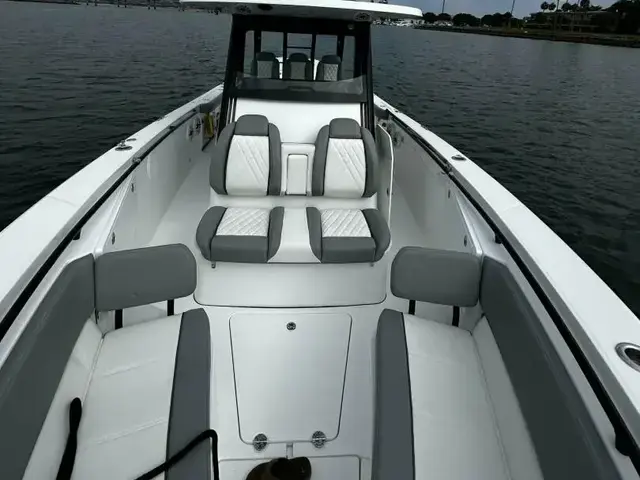 Everglades Boats 335 CC