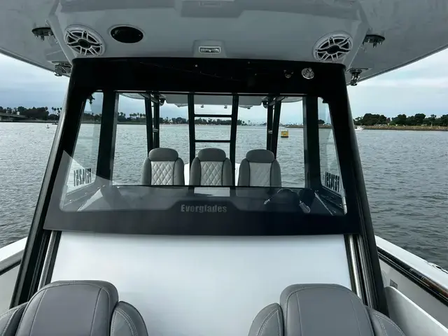 Everglades Boats 335 CC