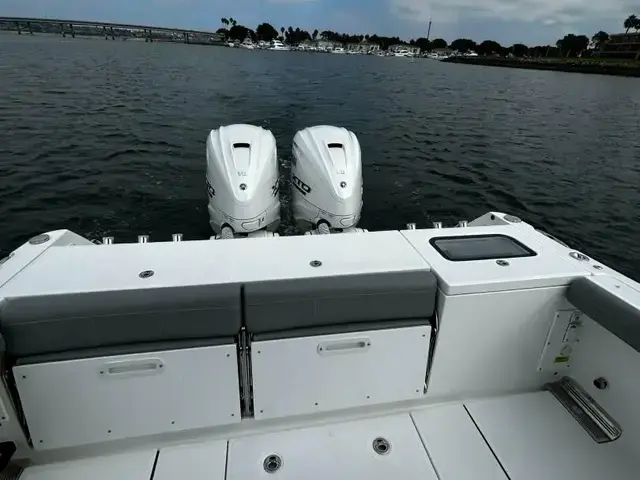 Everglades Boats 335 CC