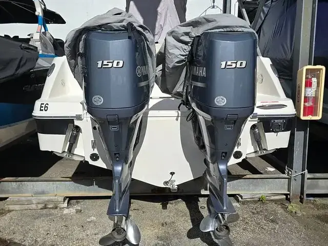 Robalo R242