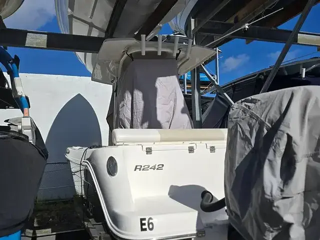 Robalo R242