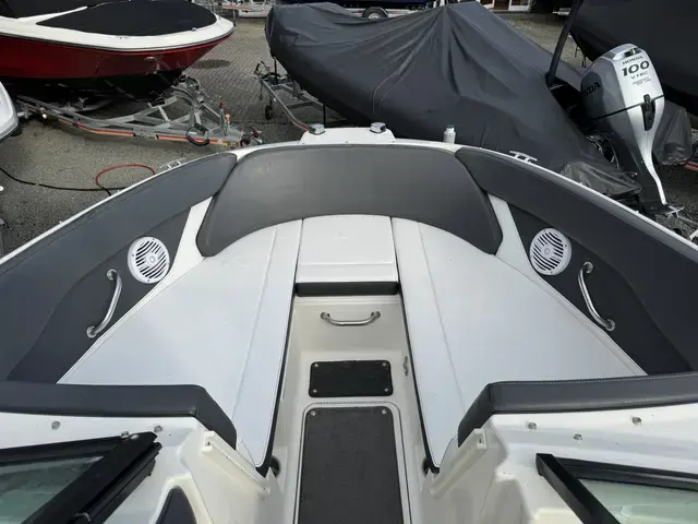 Sea Ray 230 Spx