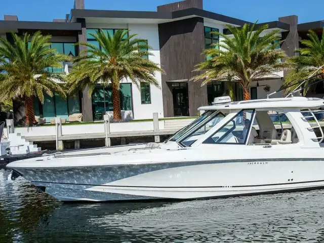 Boston Whaler 380 Realm