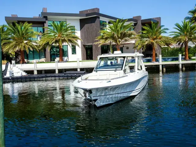 Boston Whaler 380 Realm