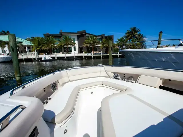 Boston Whaler 380 Realm