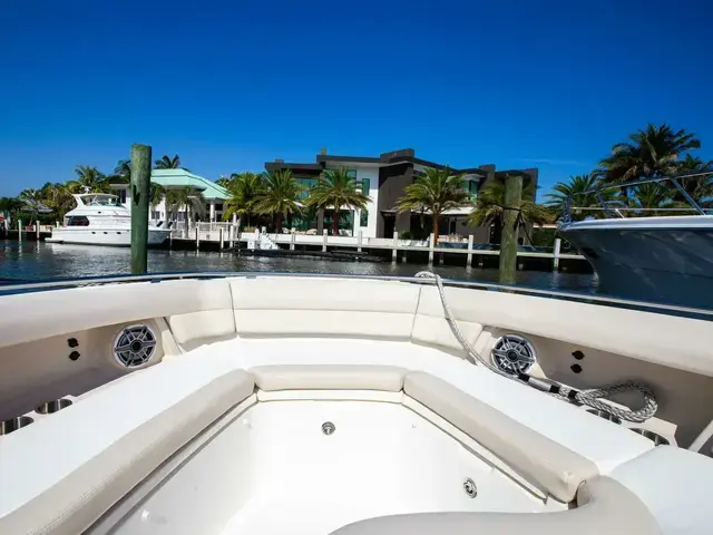 Boston Whaler 380 Realm