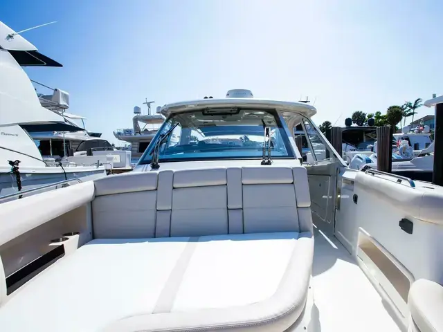 Boston Whaler 380 Realm