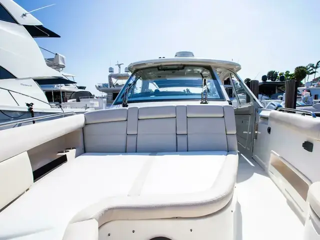 Boston Whaler 380 Realm