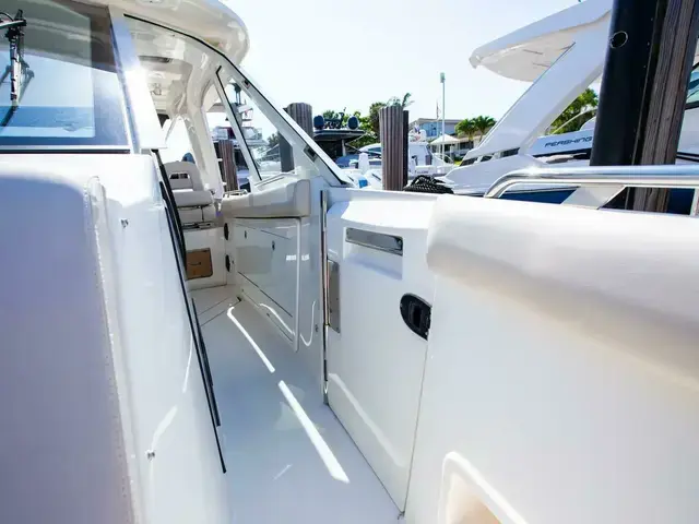 Boston Whaler 380 Realm