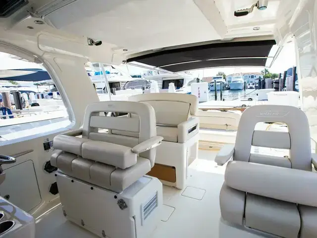 Boston Whaler 380 Realm