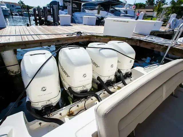 Boston Whaler 380 Realm