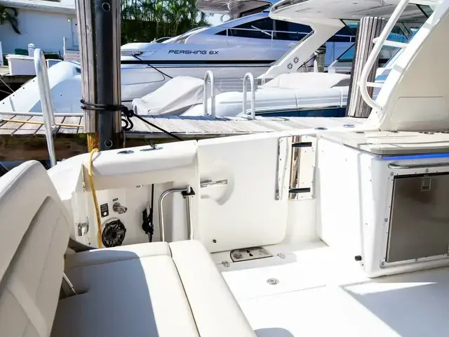 Boston Whaler 380 Realm