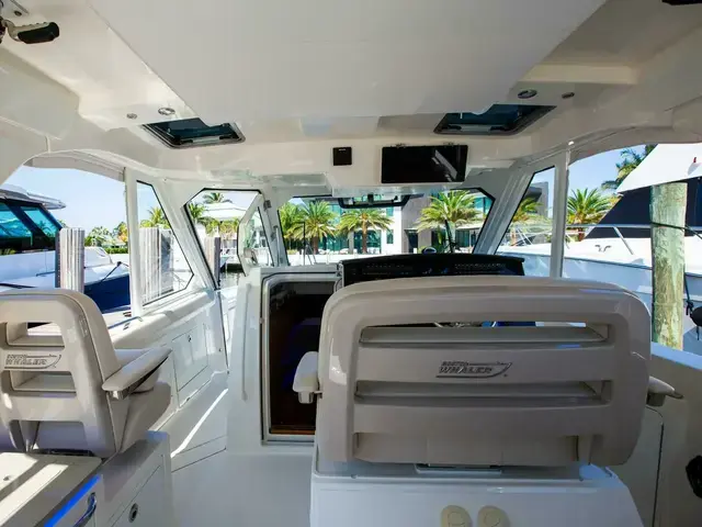 Boston Whaler 380 Realm