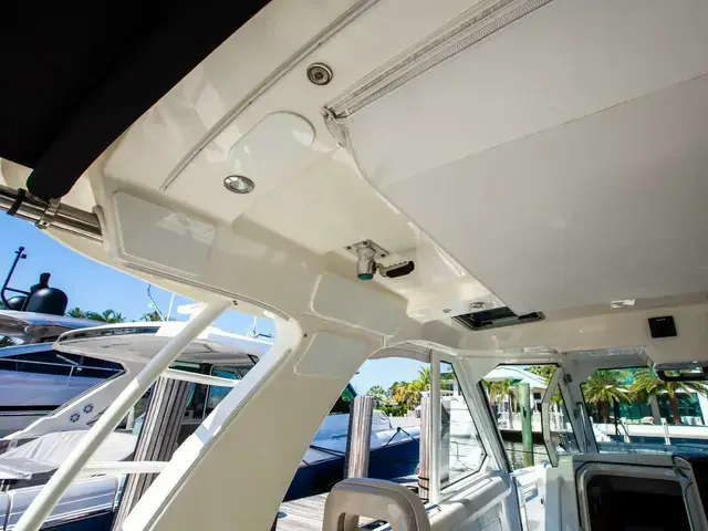 Boston Whaler 380 Realm