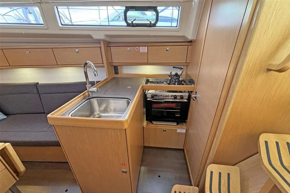 2016 Bavaria 33 cruiser