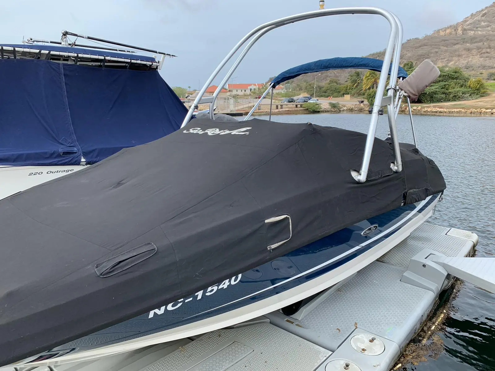 2010 Sea Ray 220 sundeck