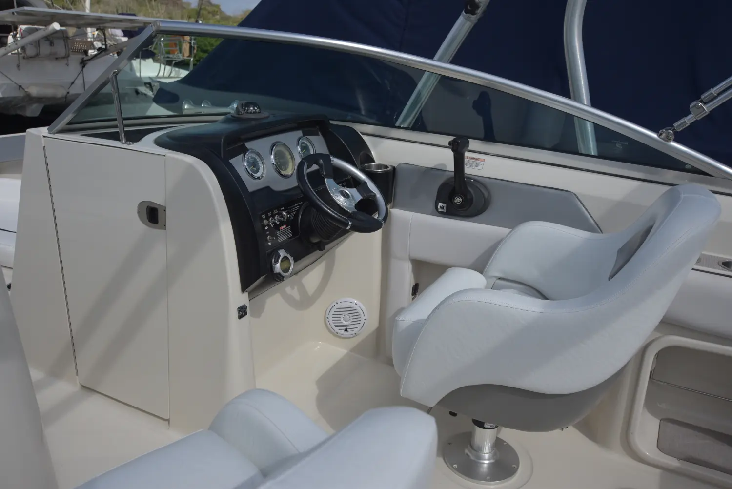 2010 Sea Ray 220 sundeck