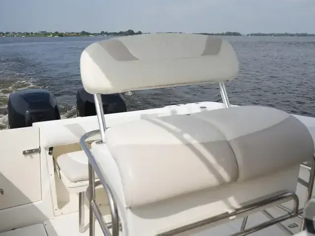 Boston Whaler 270 Outrage