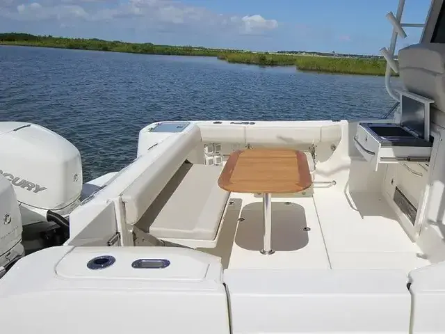 Boston Whaler 325 Conquest