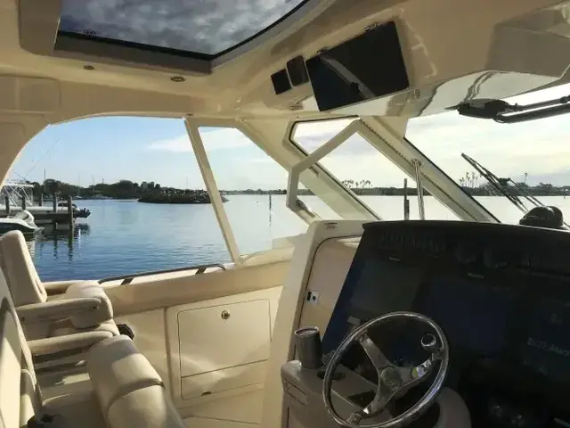 Boston Whaler 380 Realm