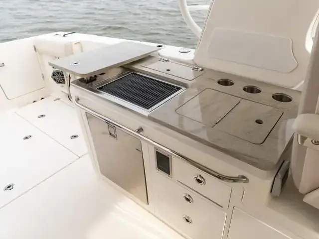 Boston Whaler 380 Realm