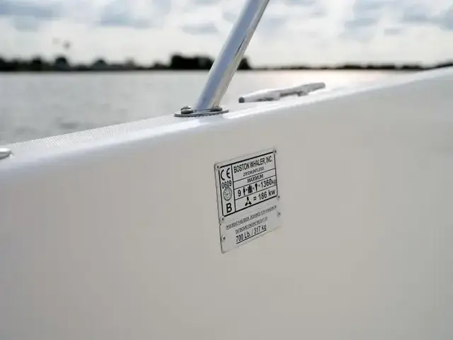 Boston Whaler 230 Dauntless