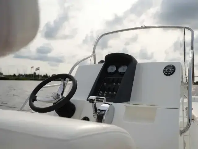 Boston Whaler 230 Dauntless