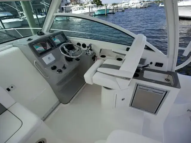 Boston Whaler 325 Conquest Pilothouse