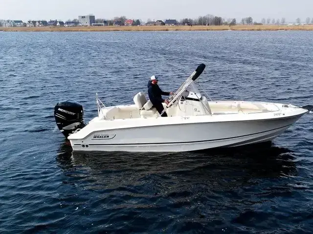 Boston Whaler 230 Outrage