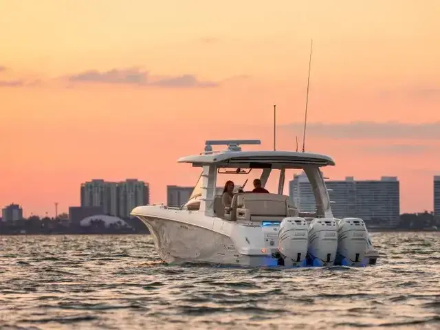 Boston Whaler 350 Realm