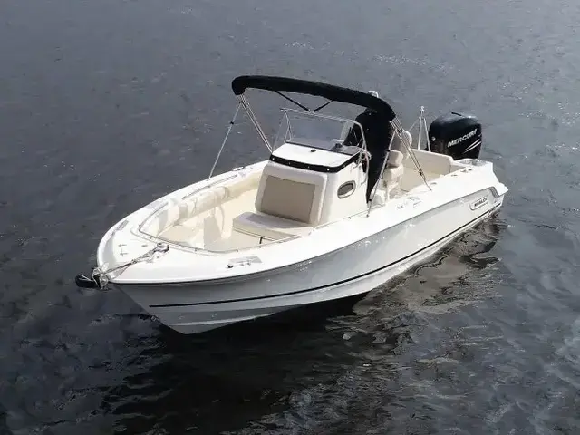 Boston Whaler 230 Outrage