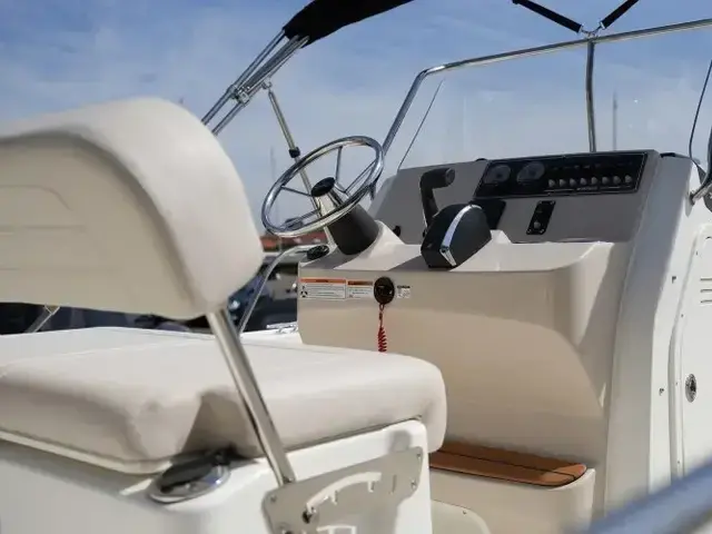 Boston Whaler 210 Montauk