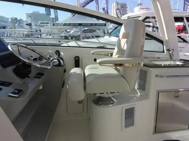 Boston Whaler 345 Conquest Pilothouse