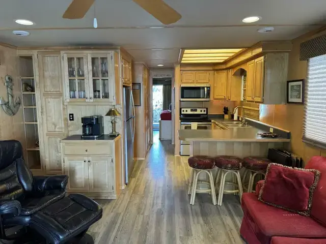 Horizon House Boat