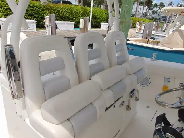 Boston Whaler 370 Outrage