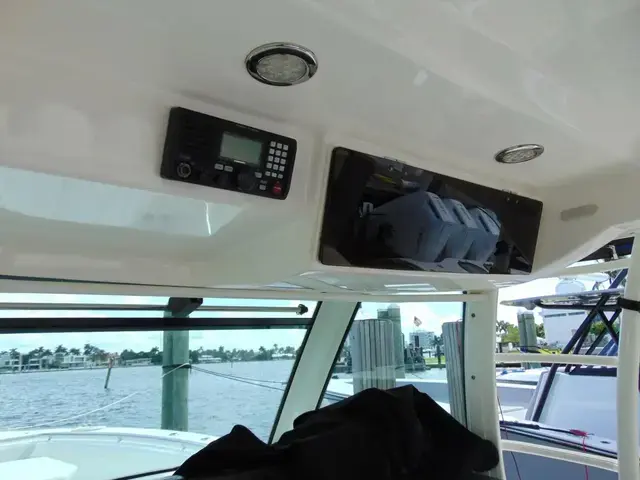 Boston Whaler 370 Outrage