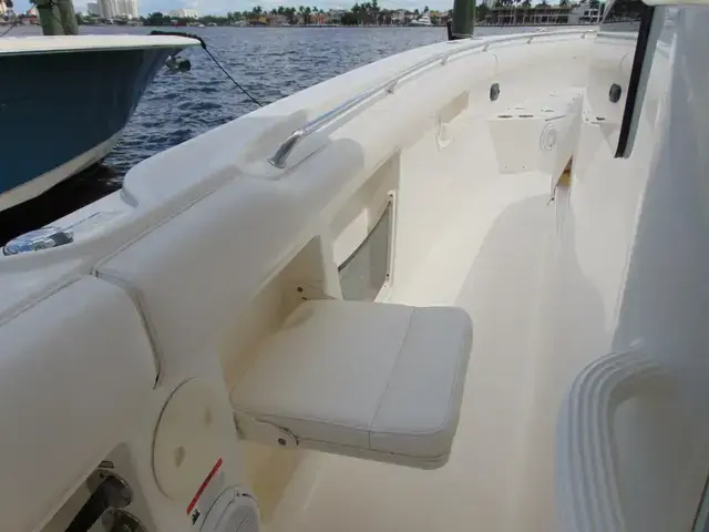 Boston Whaler 370 Outrage