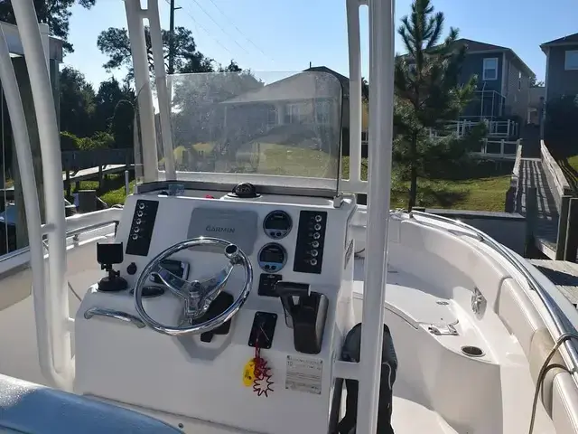 Robalo R222