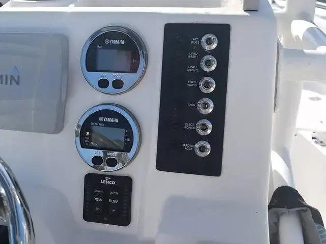 Robalo R222