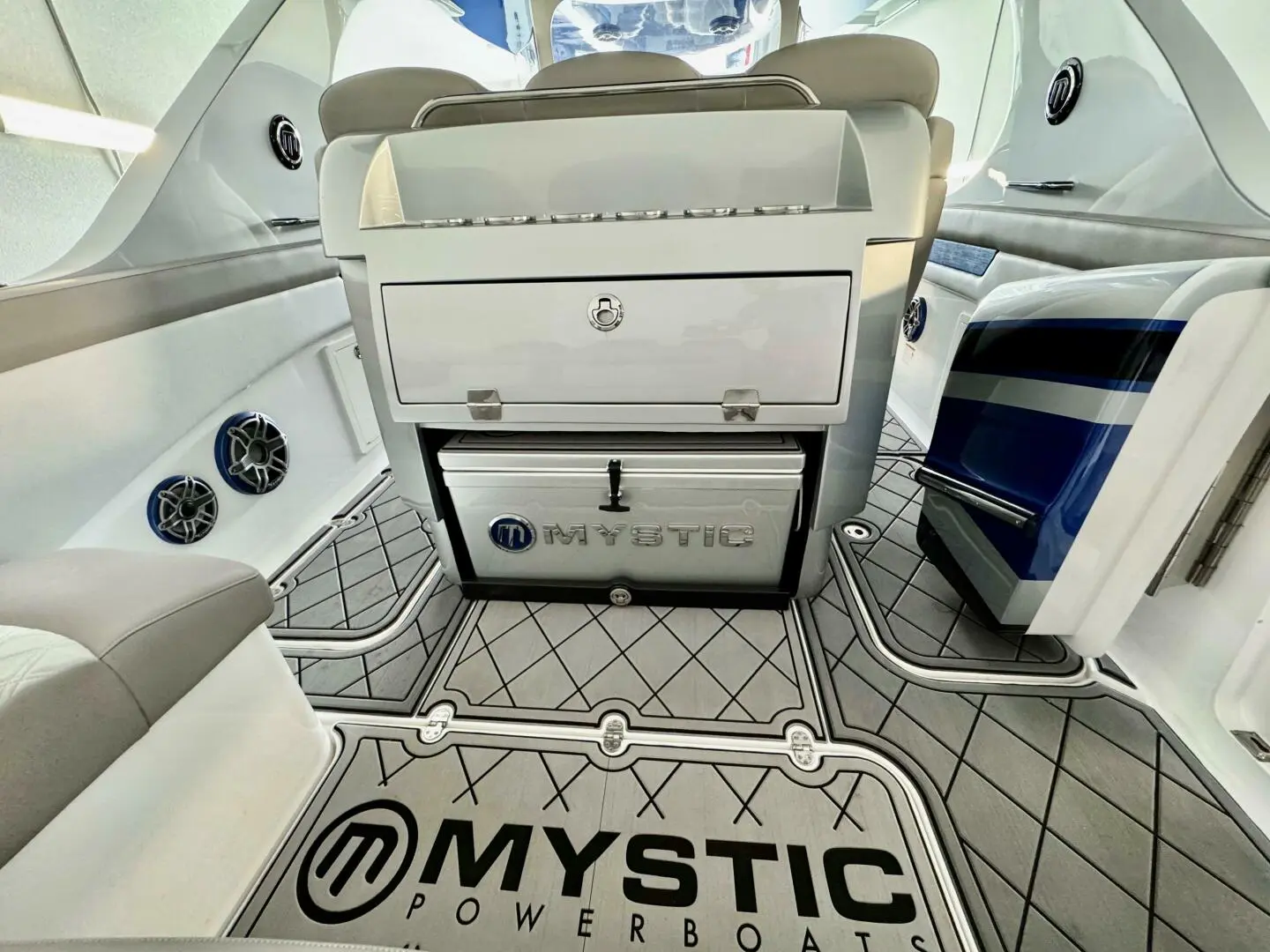 2021 Mystic Powerboats m4200